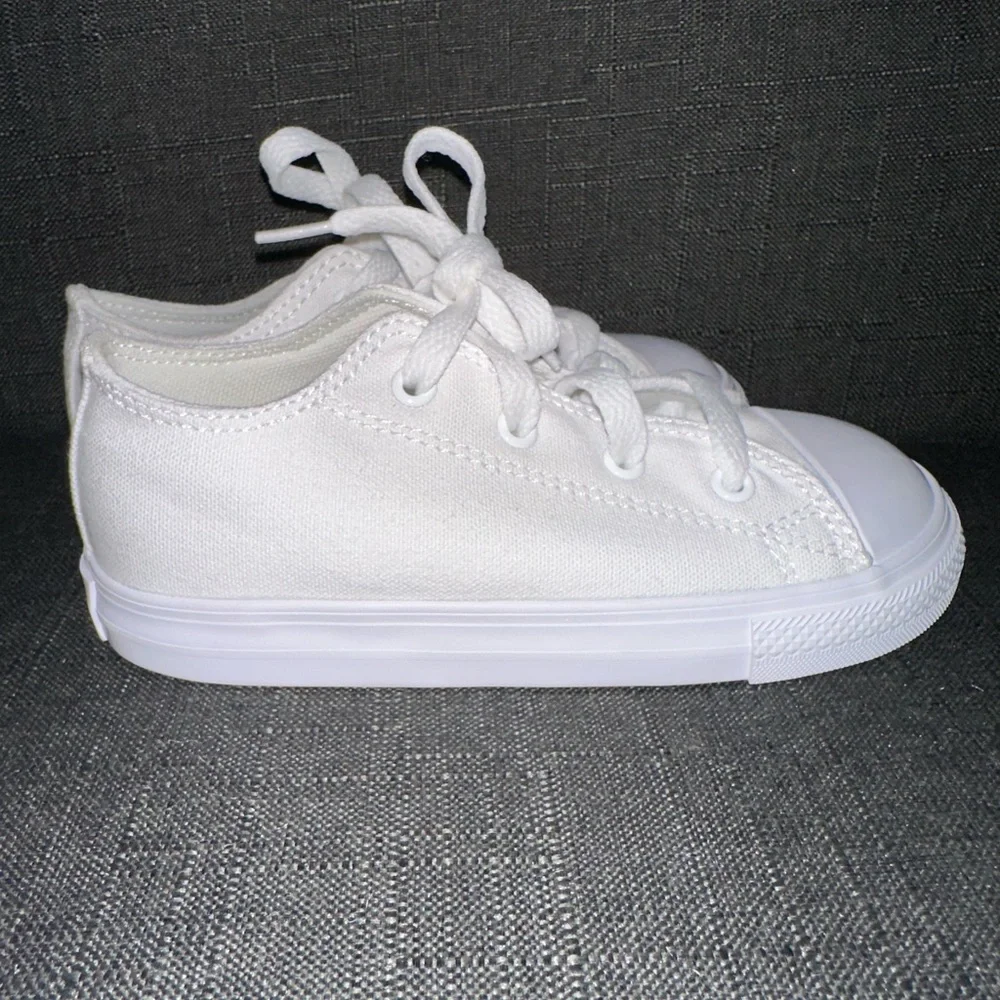 NWOT Converse Size 10 Unisex Classic‎ White Kids Sneakers